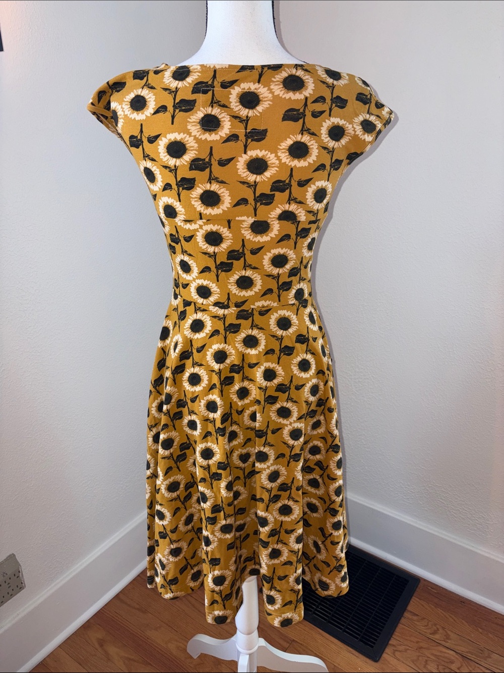 NWOT Effie's Heart Girasole Picnic Sunflower Fit Flare dress size Small - Picture 5 of 5
